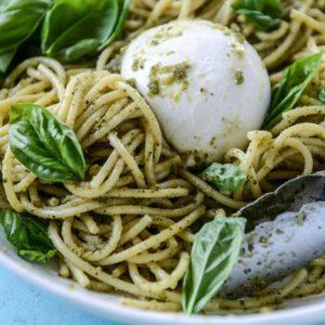 Linguines à la buratta pesto et ses copeaux de parmesan